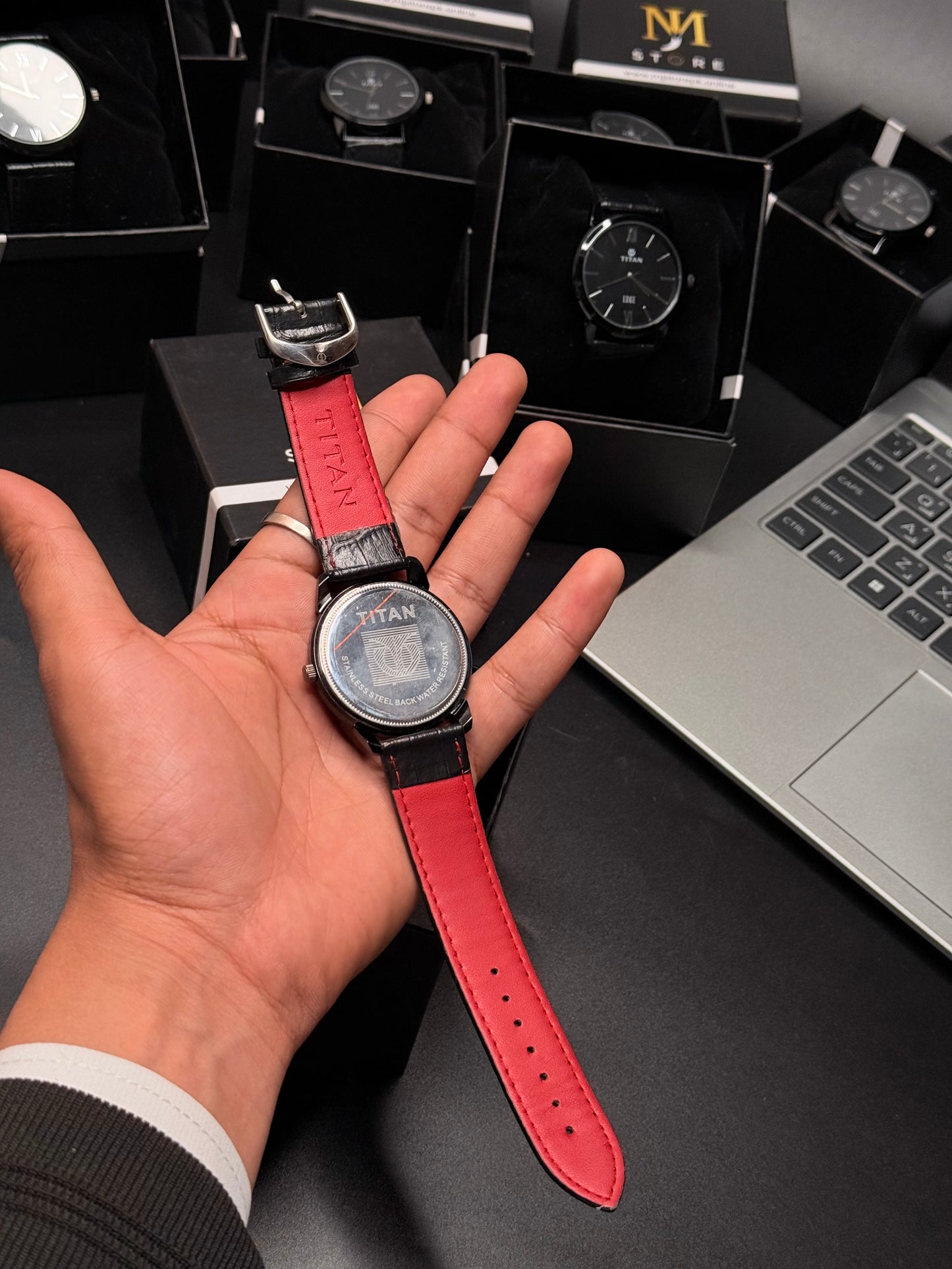 Stylish men's wrist watch leather strap Pakistan